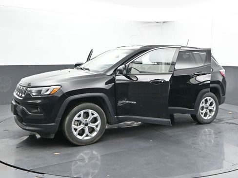 Used 2025 Jeep Compass Latitude image 35