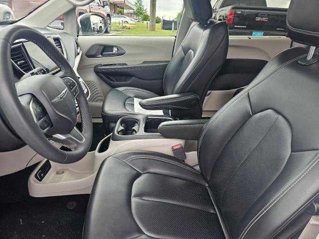 Used 2023 Chrysler Pacifica Touring-L FWD image 49