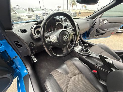 Used 2010 Nissan 370Z Touring image 19