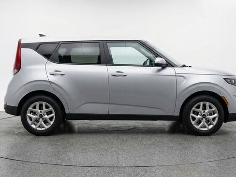 Used 2025 Kia Soul LX w/ LX Technology Package FWD image 11