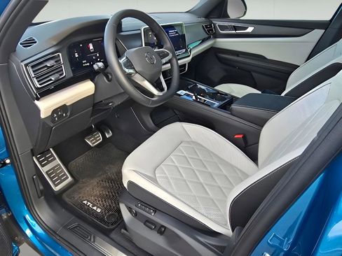 Used 2025 Volkswagen Atlas Cross Sport SEL Premium R-Line image 25