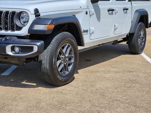 Used 2025 Jeep Gladiator Sport AWD/4WD image 12