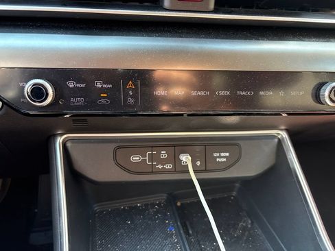 Used 2025 Kia Carnival SX w/ SX Dark Edition Package FWD image 16