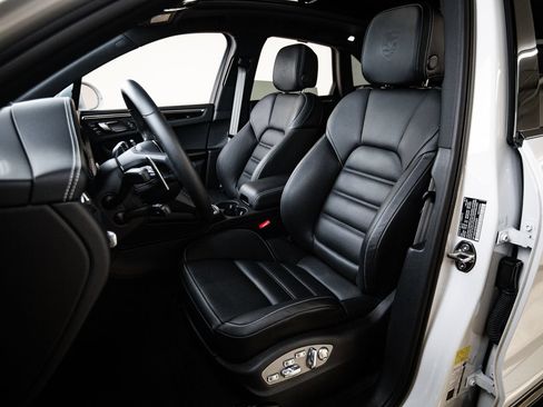 Certified 2025 Porsche Macan S AWD/4WD image 5