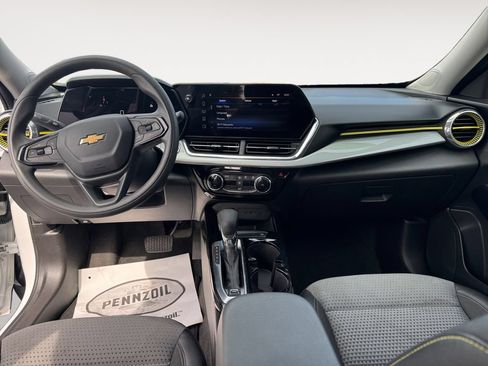 Used 2025 Chevrolet Trax LT FWD image 10