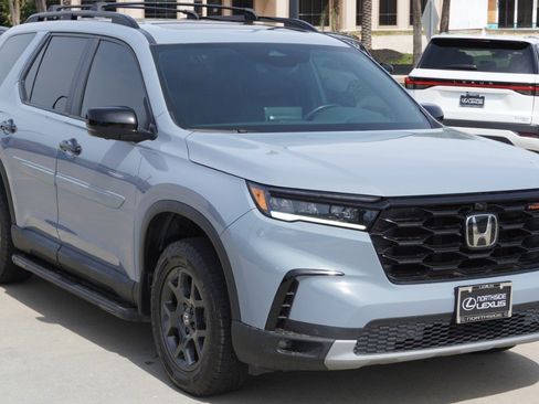 Used 2023 Honda Pilot TrailSport image 3