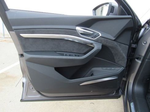 Used 2019 Audi e-tron Prestige w/ Prestige Package image 15