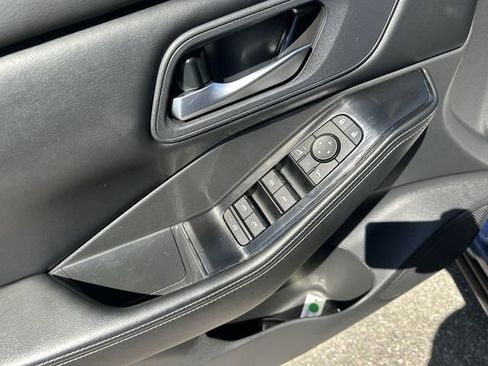Used 2025 Nissan Rogue SV AWD/4WD image 17