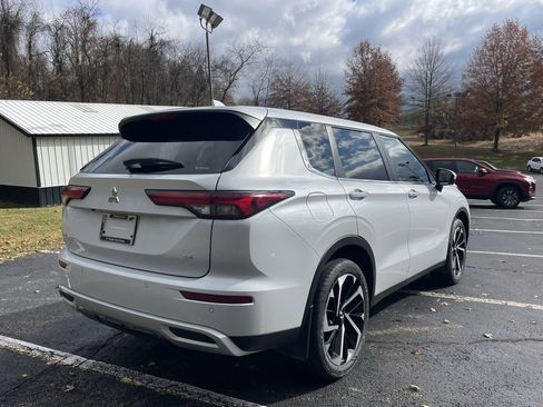 Used 2024 Mitsubishi Outlander SE image 3