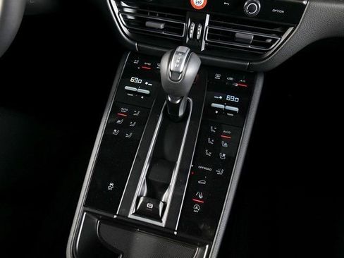 Certified 2026 Porsche Macan AWD/4WD image 17