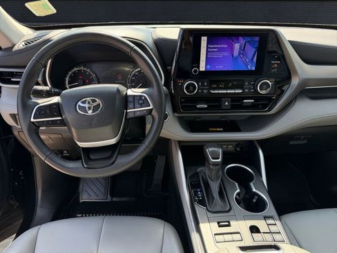 Used 2023 Toyota Highlander XLE AWD/4WD image 13