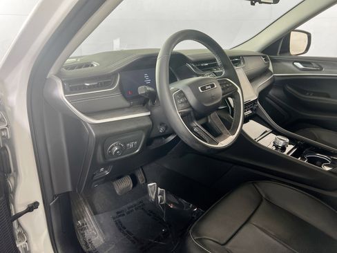 Used 2023 Jeep Grand Cherokee Limited w/ Luxury Tech Group II image 9