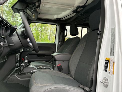 Used 2025 Jeep Wrangler Unlimited Sahara AWD/4WD image 27