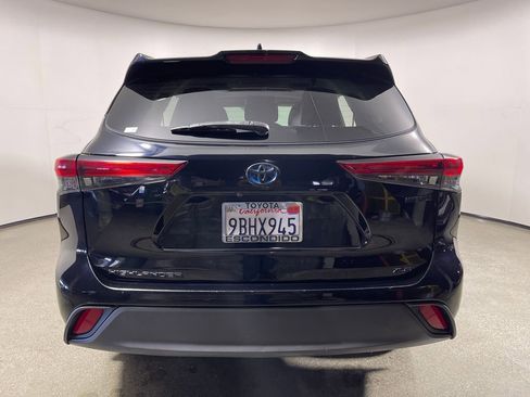 Used 2022 Toyota Highlander XLE AWD/4WD image 4