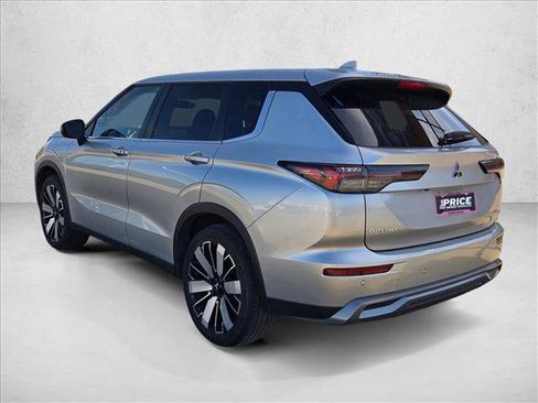 Used 2025 Mitsubishi Outlander SE image 7