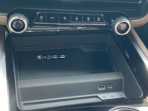 New 2025 Chevrolet Suburban High Country image 28