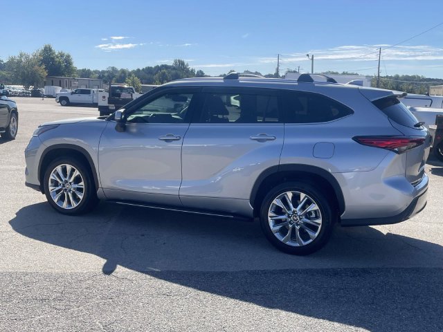 Used 2023 Toyota Highlander Limited FWD image 7
