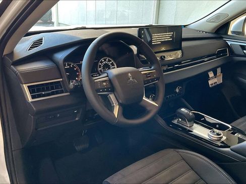 New 2026 Mitsubishi Outlander SE image 6
