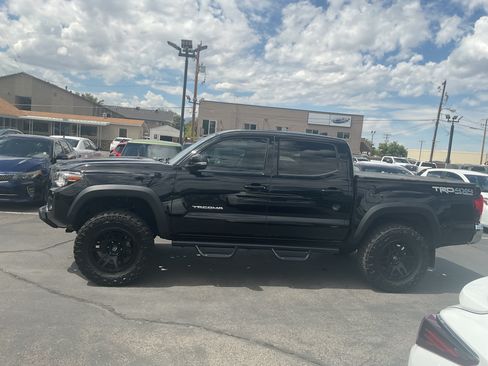 Used 2018 Toyota Tacoma TRD Off-Road AWD/4WD image 4