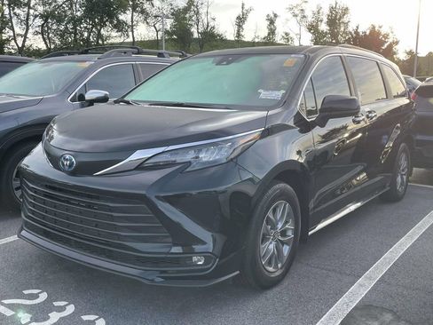 Used 2025 Toyota Sienna XLE FWD image 2