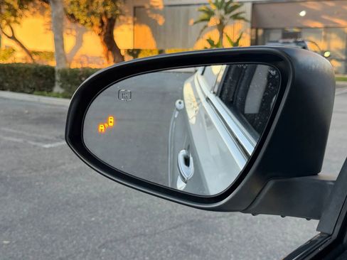 Used 2015 Toyota Avalon Limited image 18