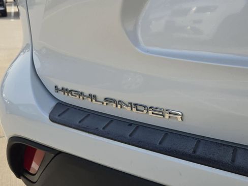 Used 2021 Toyota Highlander XLE image 12