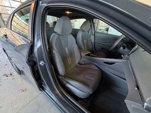 Used 2025 Hyundai Elantra SEL image 40