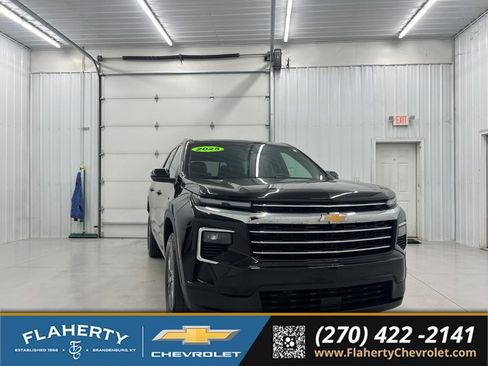 Used 2025 Chevrolet Traverse LT FWD image 1