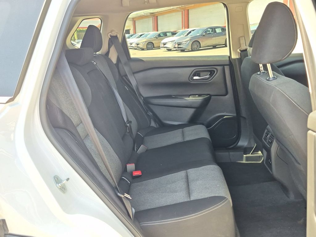 Certified 2024 Nissan Rogue SV FWD image 29