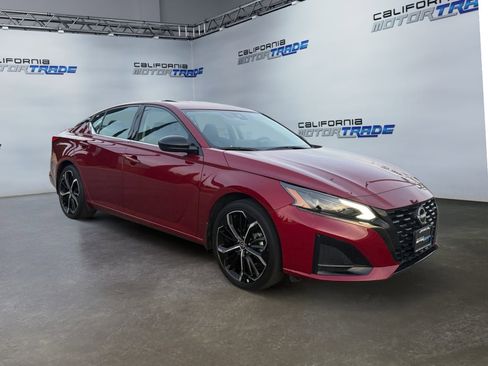 Used 2023 Nissan Altima 2.5 SR w/ SR Premium Package image 3