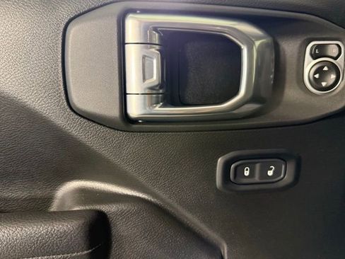 Used 2024 Jeep Gladiator Rubicon w/ Convenience Group image 16