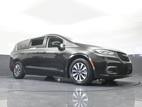 Used 2023 Chrysler Pacifica Touring-L FWD image 67