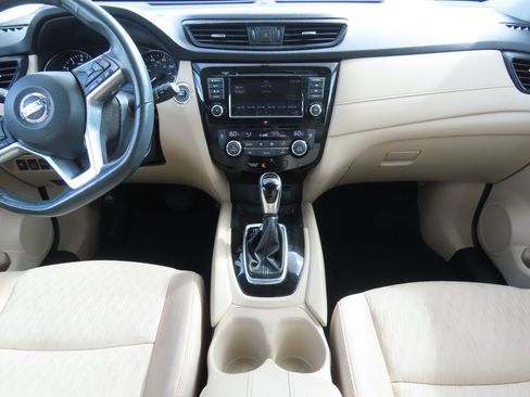 Used 2018 Nissan Rogue SV w/ Premium Package image 5