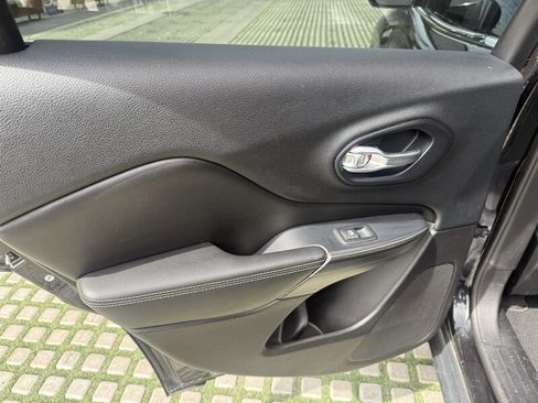 Used 2016 Jeep Cherokee Limited image 43