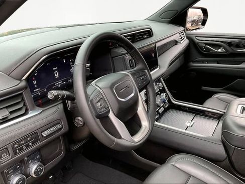 Used 2023 GMC Yukon Denali image 12