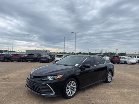 Used 2024 Toyota Camry LE FWD image 8