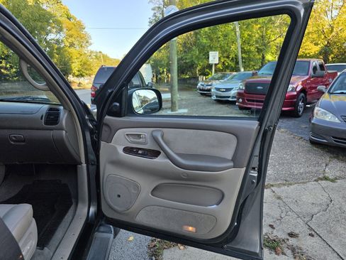 Used 2006 Toyota Sequoia SR5 image 28