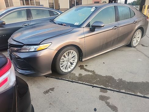 Used 2019 Toyota Camry XLE image 8