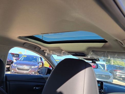 Used 2025 Nissan Sentra SR w/ SR Premium Package image 10