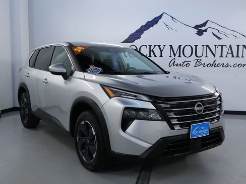 Used 2024 Nissan Rogue SV image 1