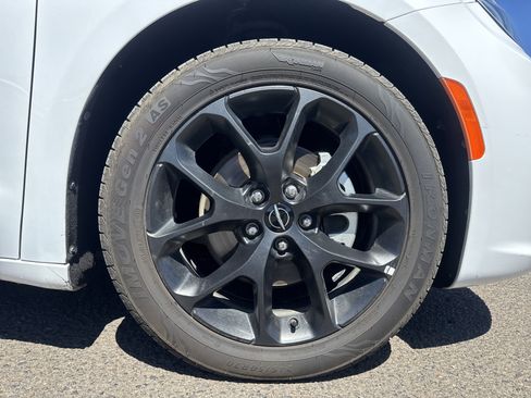 Used 2025 Chrysler Pacifica Limited FWD image 9