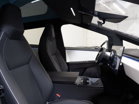 Used 2024 Tesla Cybertruck AWD Crew Cab image 27