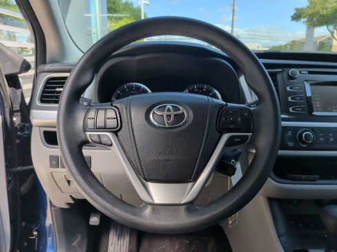 Used 2015 Toyota Highlander LE FWD image 17
