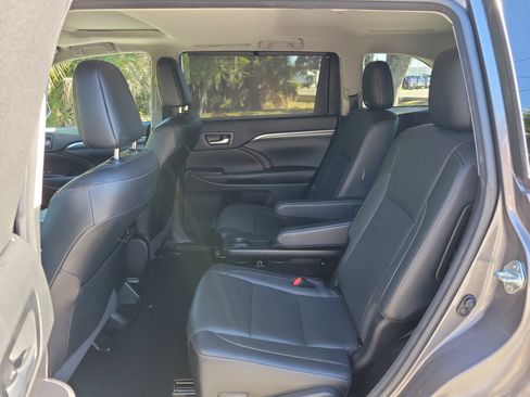 Used 2018 Toyota Highlander Limited image 16