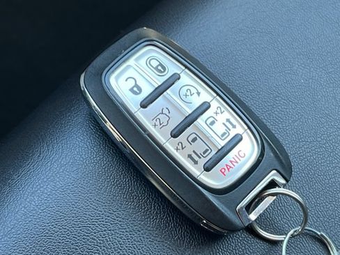 Used 2024 Chrysler Pacifica Touring-L AWD/4WD image 34