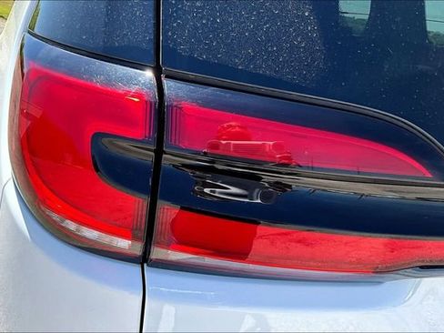 Used 2023 Chrysler Pacifica Limited image 24