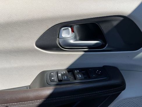 Used 2019 Chrysler Pacifica Touring-L Plus FWD image 17