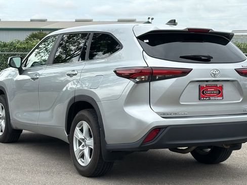 Used 2024 Toyota Highlander LE AWD/4WD image 9