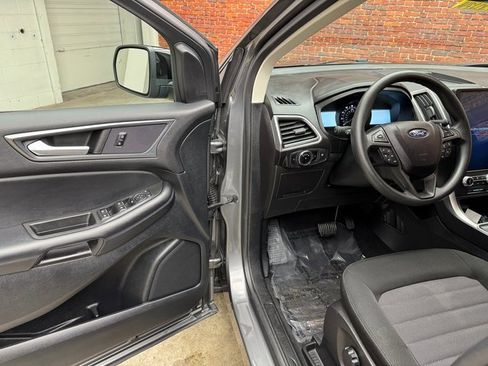Certified 2023 Ford Edge SE w/ Black Appearance Package image 9