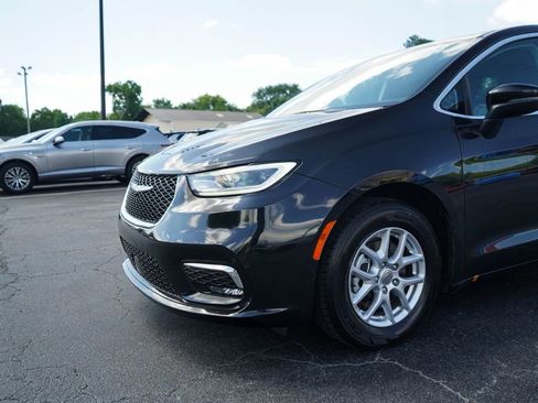 Used 2023 Chrysler Pacifica Touring-L FWD image 17